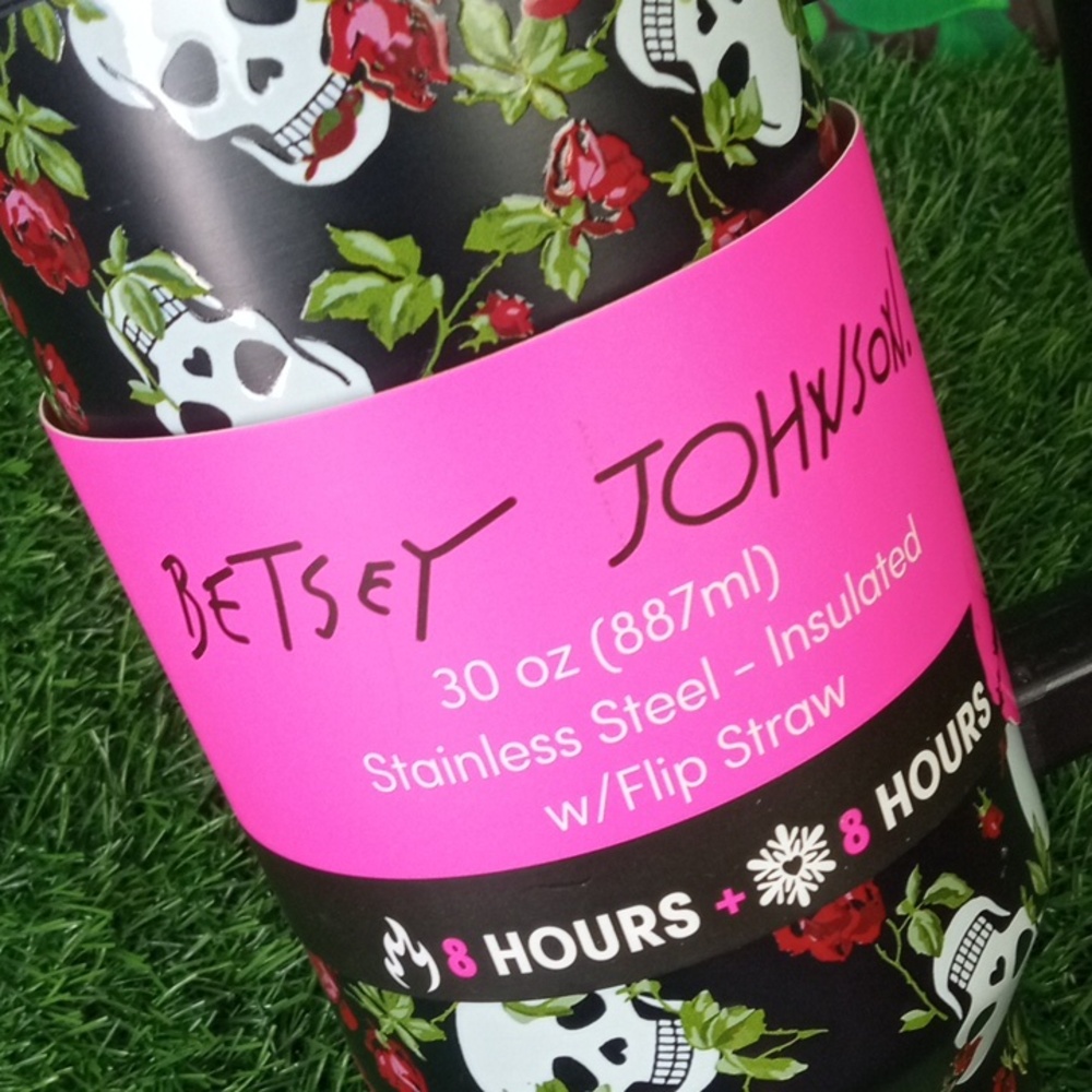🏠 Betsey Johnson Black Travel Mug with Skull & Rose Print - Picture 2 of 6